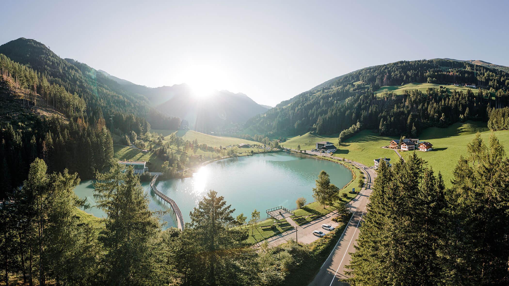 Il lago di Selva di Molini dall'alto con prati e boschi tutt'intorno - Hotel Mühlwald