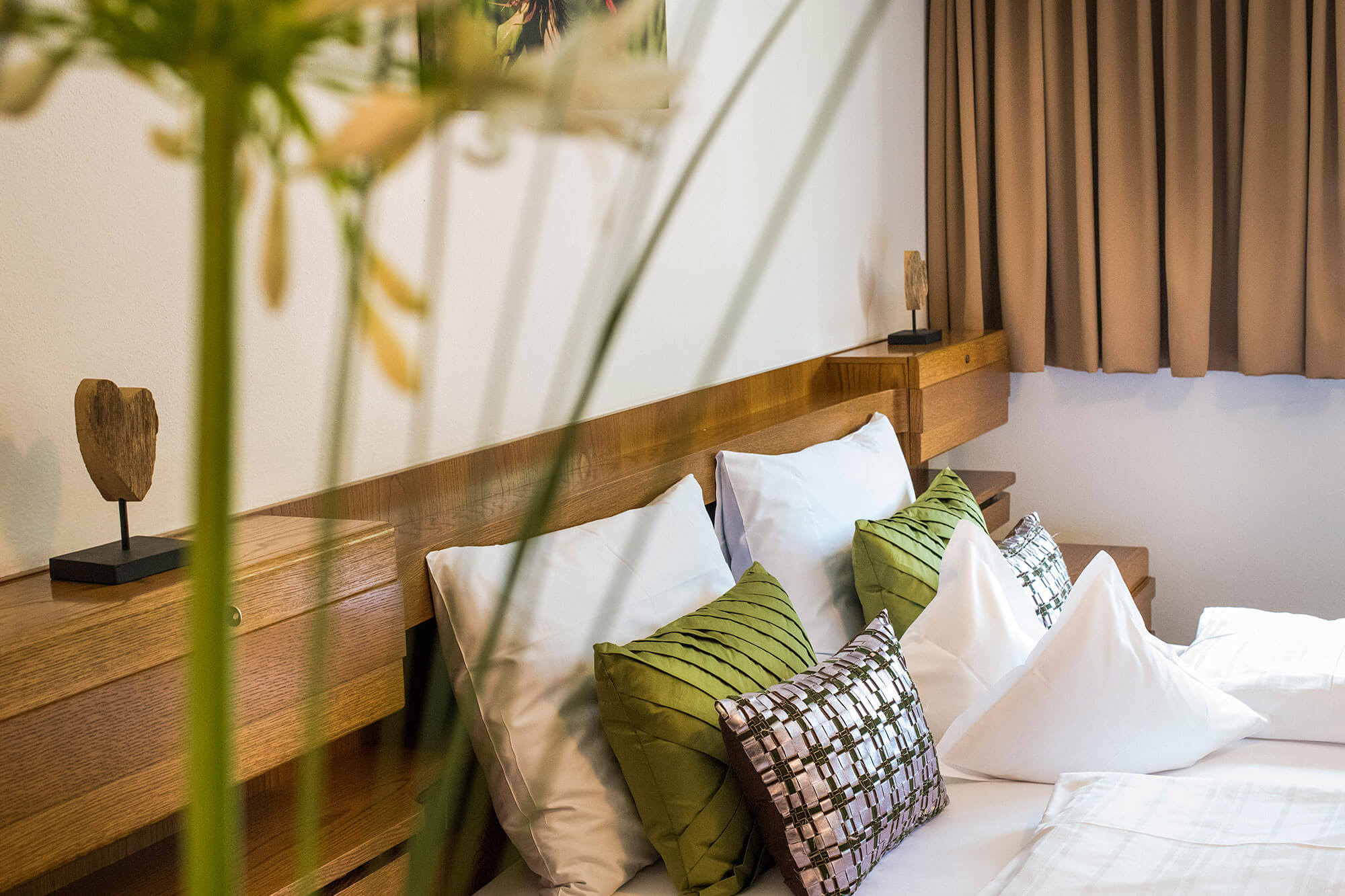 Hotelzimmerbett mit verschiedenen Kissen - Hotel Mühlwald