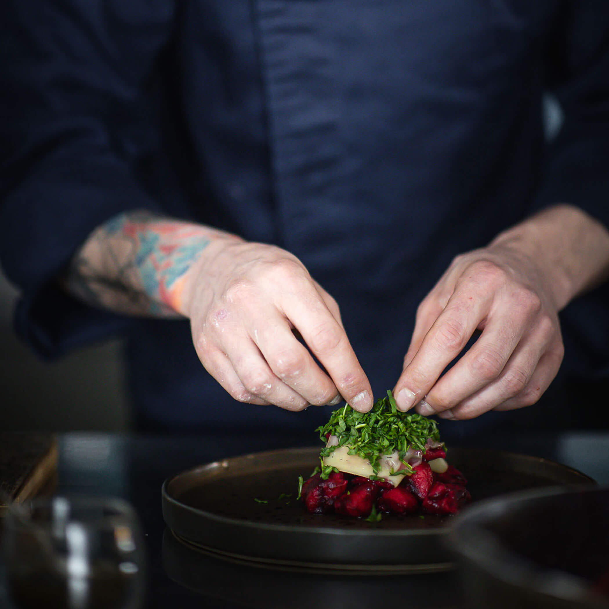 Anrichten von Speisen im Hotel Mühlwald