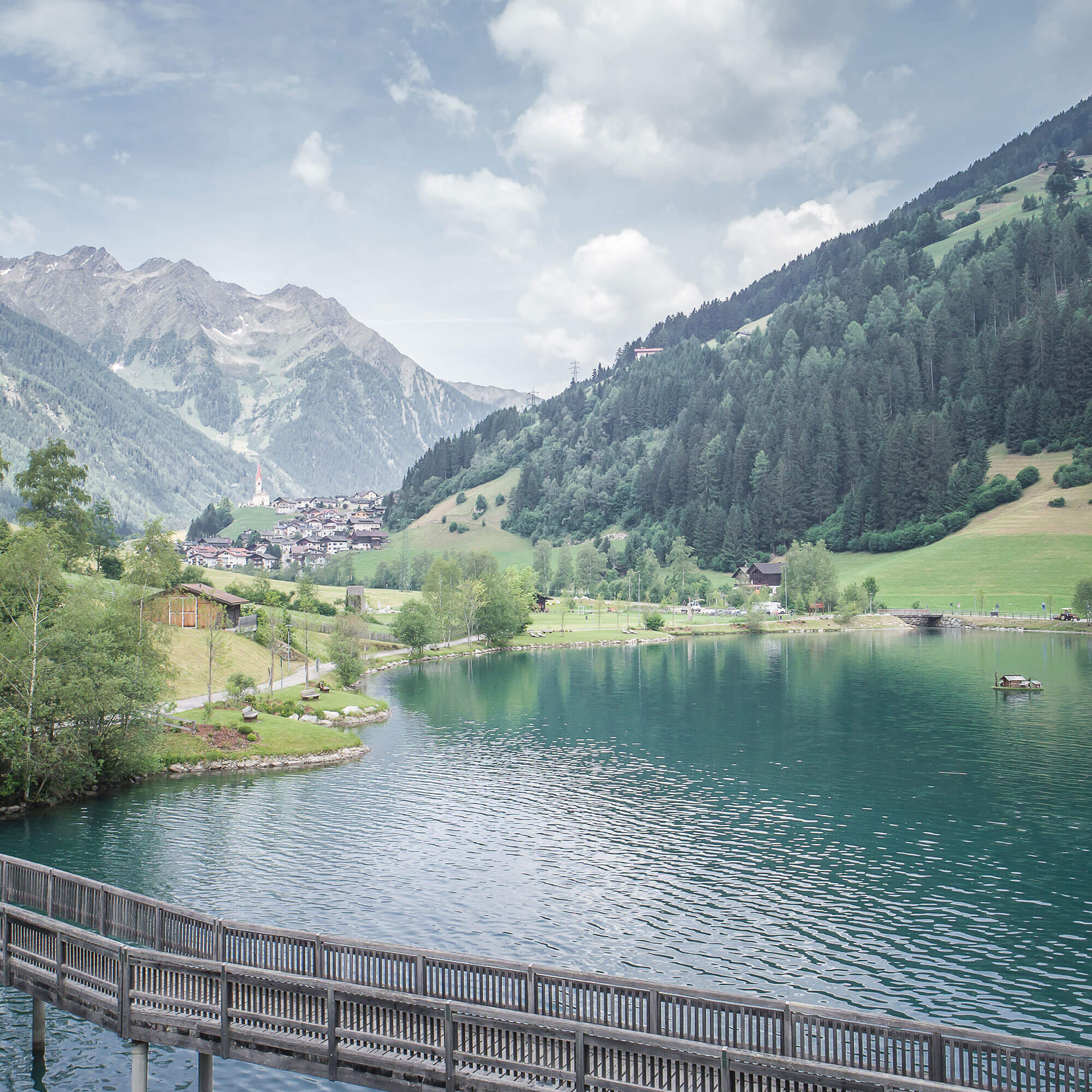 Mühlwalder See mit Holzbrücke im Sommer und Mühlwalder Berge im Hintergrund - Hotel Mühlwald