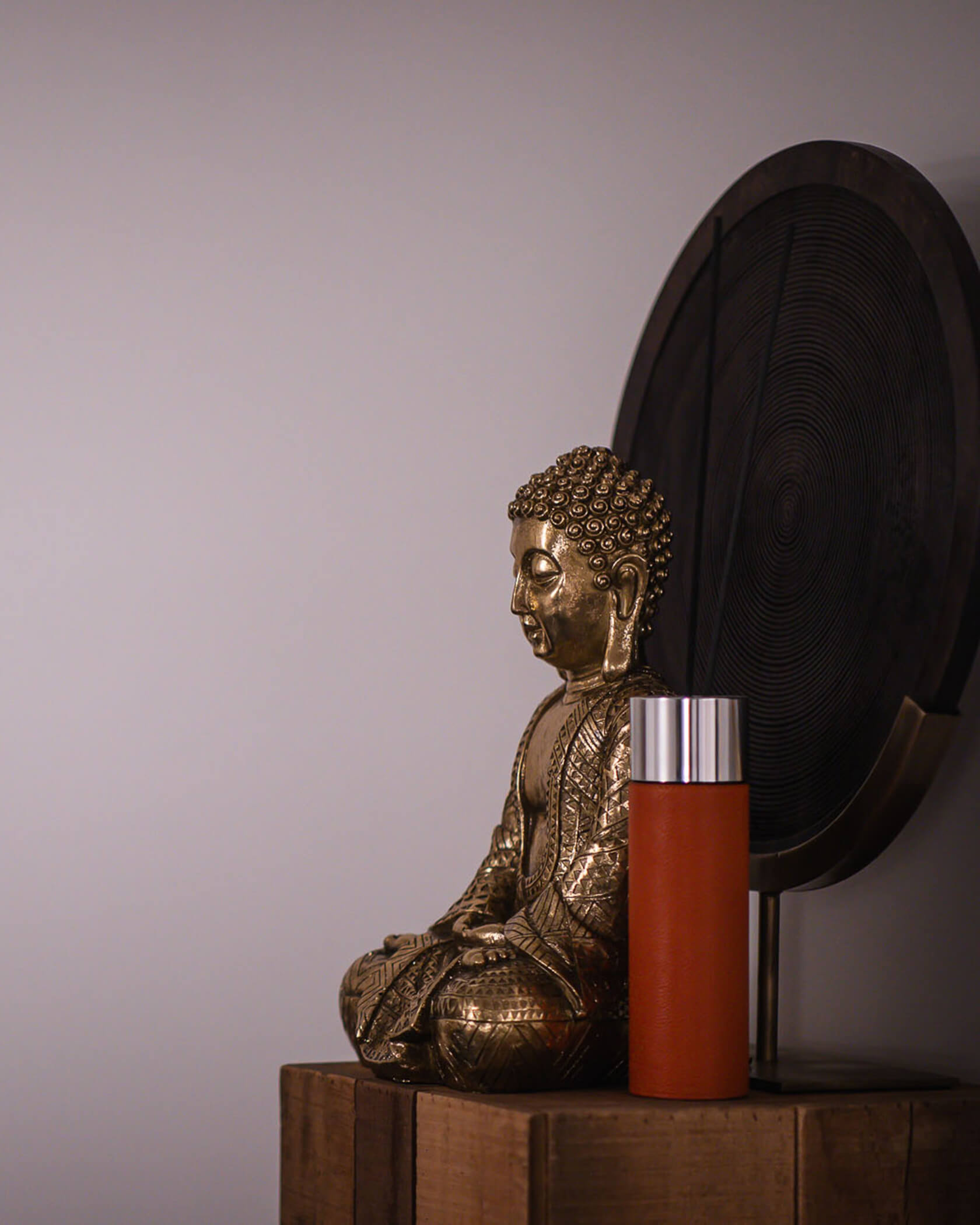 Buddastatue in goldener Farbe und Duftstäbchen - Hotel Mühlwald