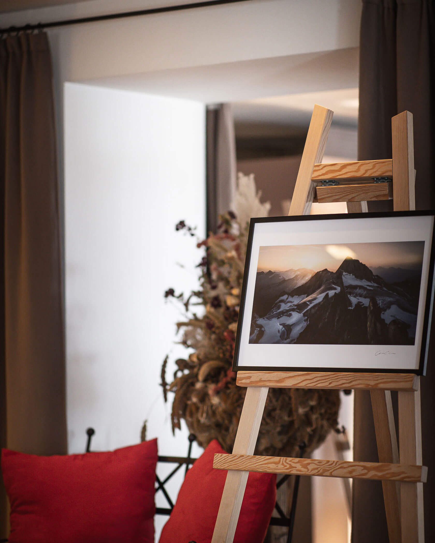Staffelei mit einem Bild von einem Berggipfel im Winter - Hotel Mühlwald