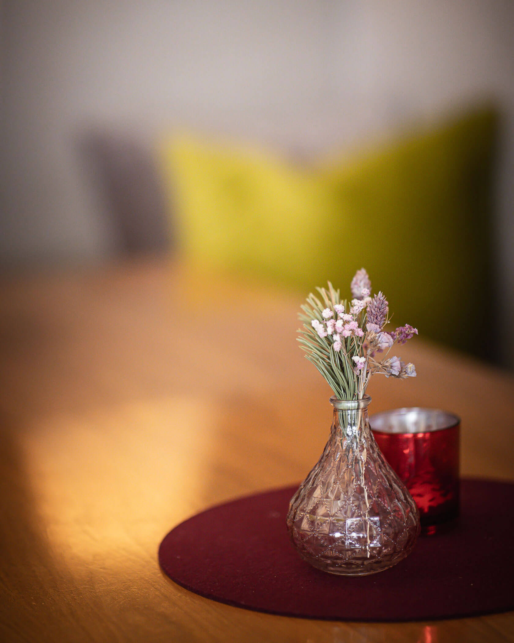 Tischdeko und Teelicht in einem roten Glas - Hotel Mühlwald