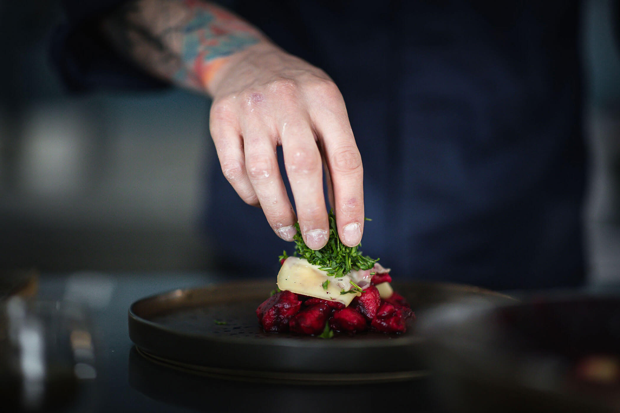 Anrichten von Speisen im Hotel Mühlwald