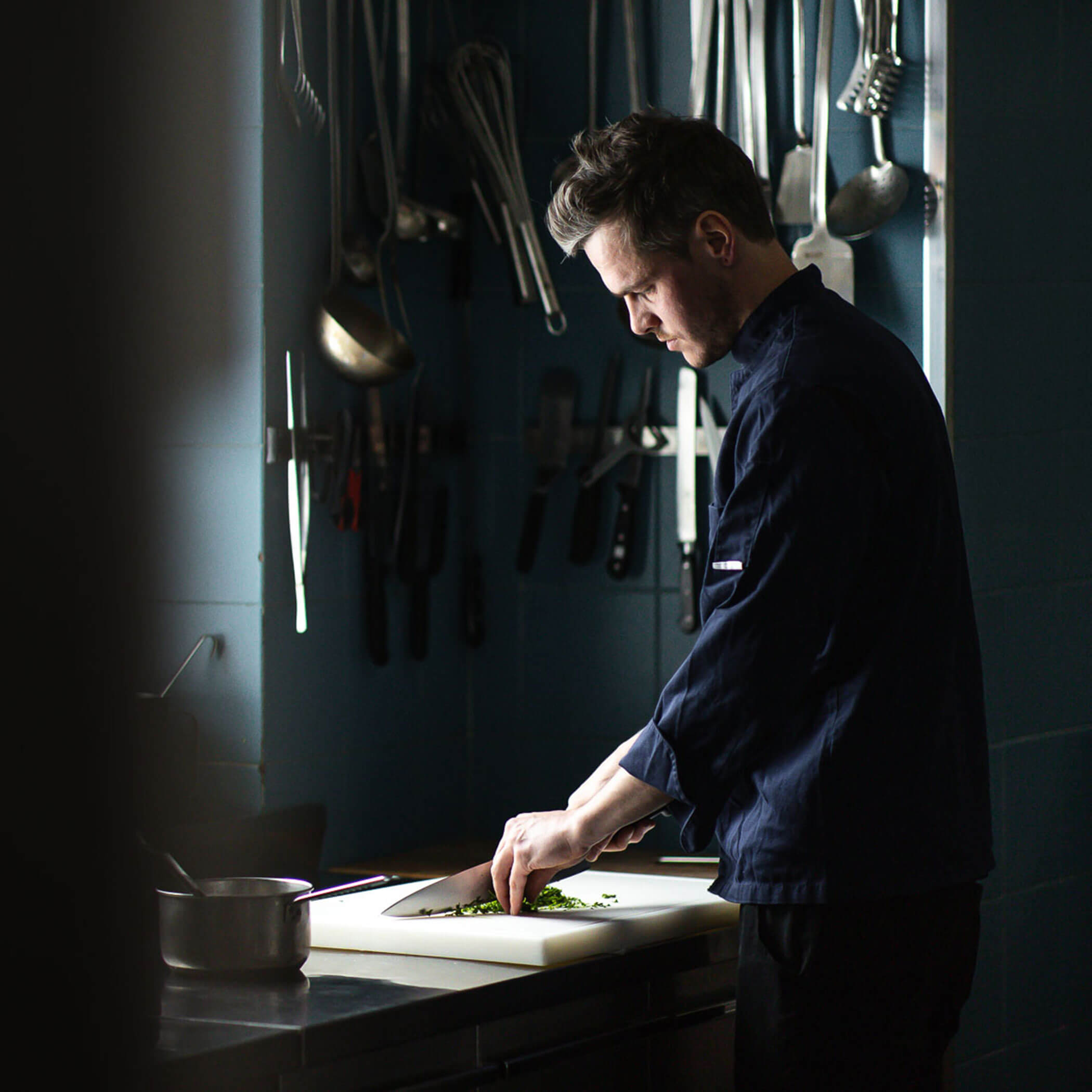 Koch beim Hacken von Kräutern - Hotel Mühlwald