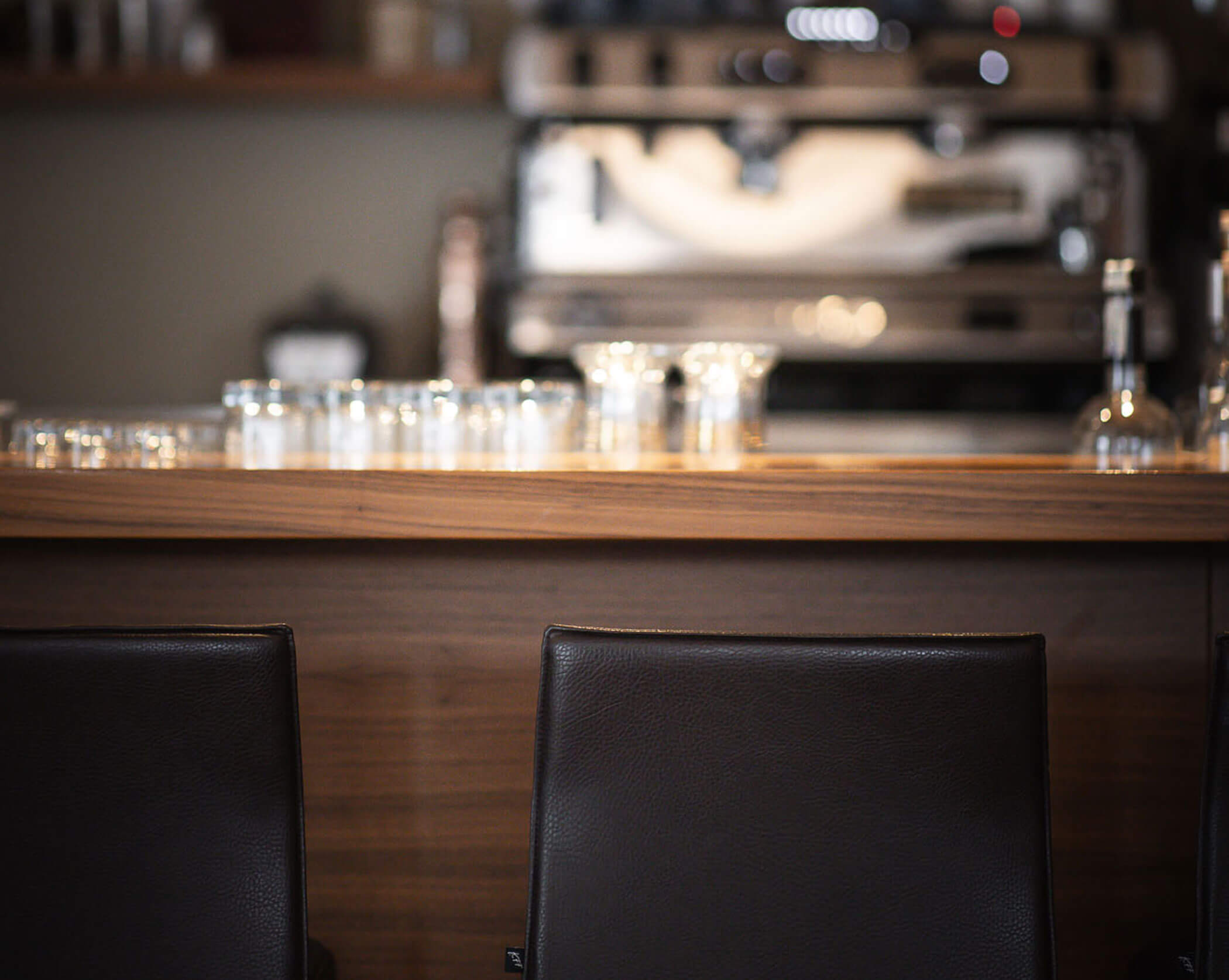 Bartresen mit dunkelbraunen Hockern - Hotel Mühlwald