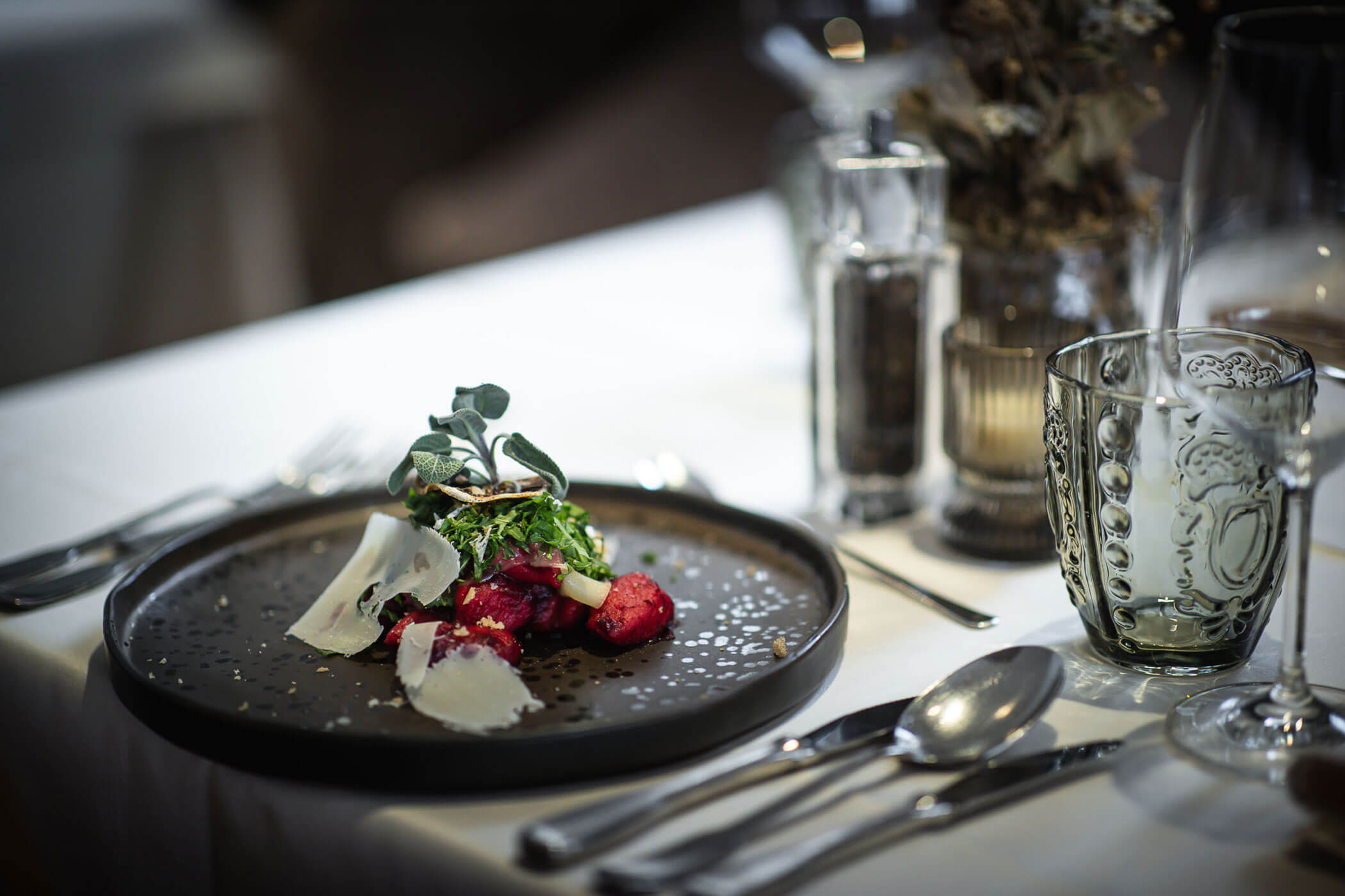 Gedeckter Tisch mit schön angerichteter Speise - Hotel Mühlwald