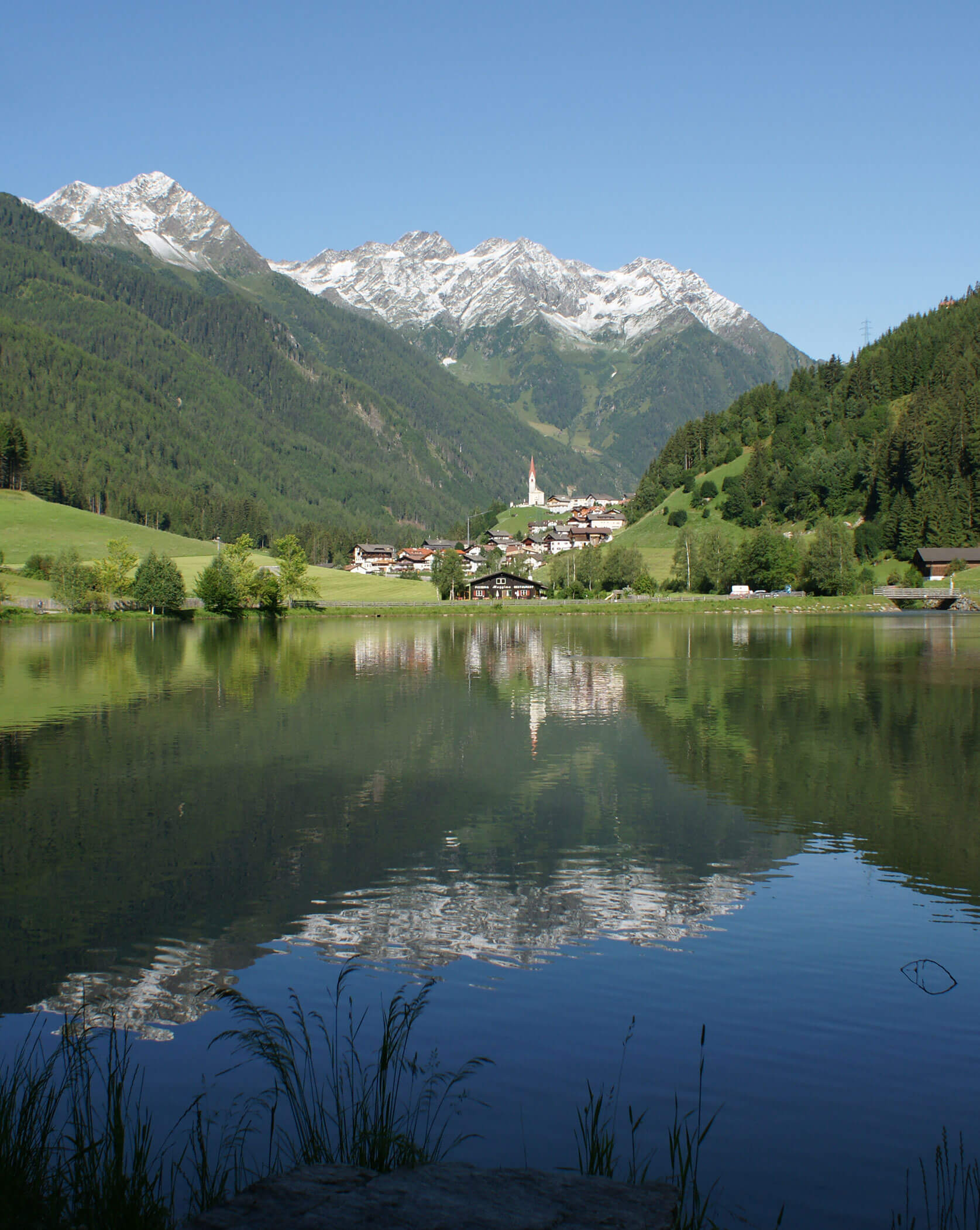 Mühlwalder See mit dem Dorf Mühlwald im Hintergrund - Hotel Mühlwald